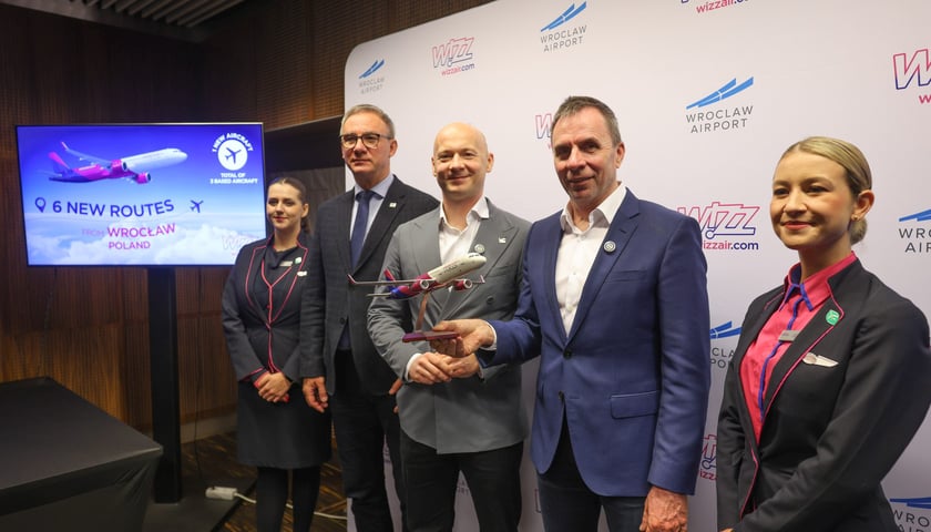 Powiększ obraz: Zdjęcie z konferencji prasowej Wizz Aira w Porcie Lotniczym Wrocław, 8 października 2025