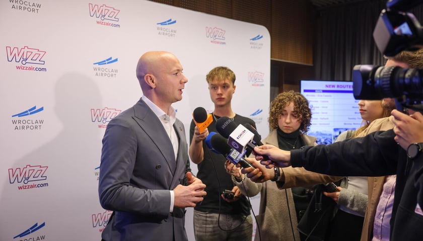 Powiększ obraz: Zdjęcie z konferencji prasowej Wizz Aira w Porcie Lotniczym Wrocław, 8 października 2025