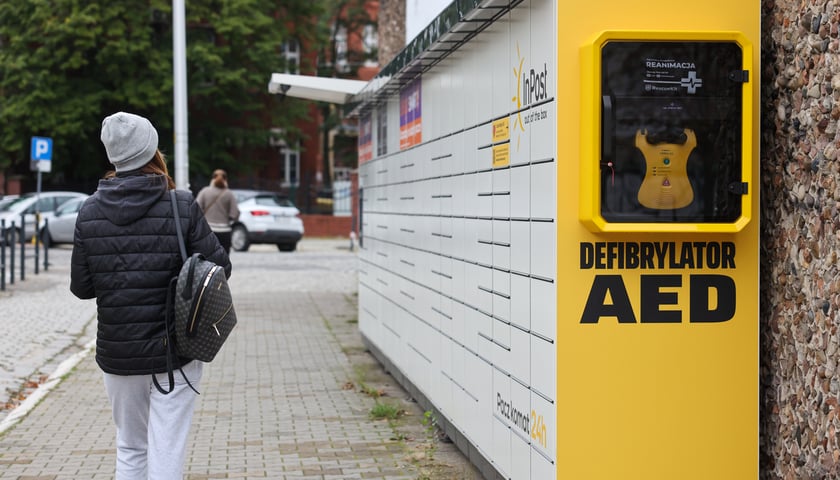 Powiększ obraz: Instalacja Helpbox 365 wyposażonych w defibrylatory i apteczki w ramach programu Bezpieczny Wrocław