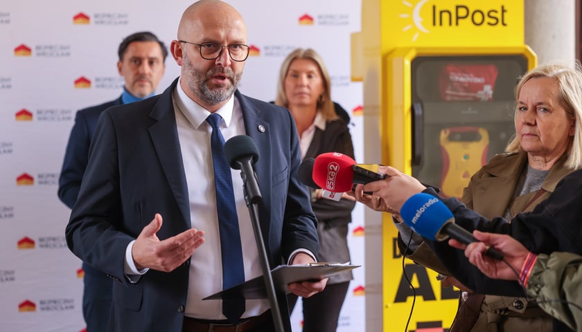 Powiększ obraz: Instalacja Helpbox 365 wyposażonych w defibrylatory i apteczki w ramach programu Bezpieczny Wrocław