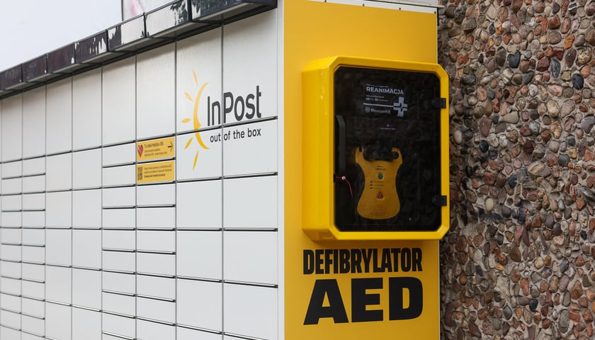 Powiększ obraz: Instalacja Helpbox 365 wyposażonych w defibrylatory i apteczki w ramach programu Bezpieczny Wrocław
