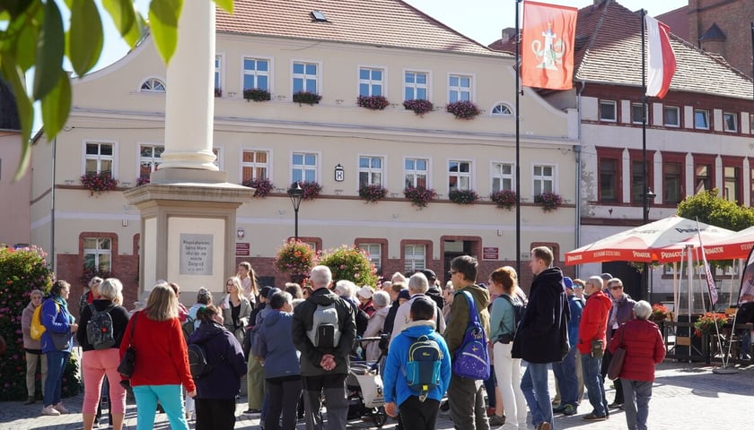 Powiększ obraz: Spacer po Żmigrodzie w ramach projektu AgloTour