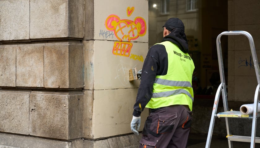 Powiększ obraz: Czyszczenie arkad przy Świdnickiej