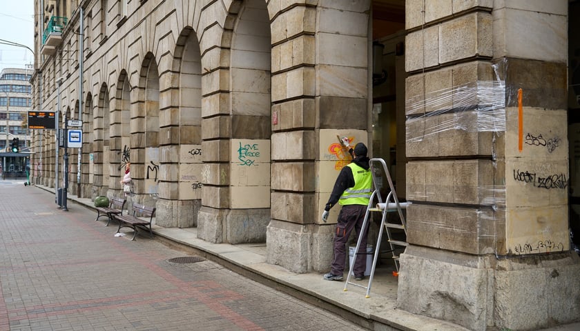 Powiększ obraz: Czyszczenie arkad przy Świdnickiej