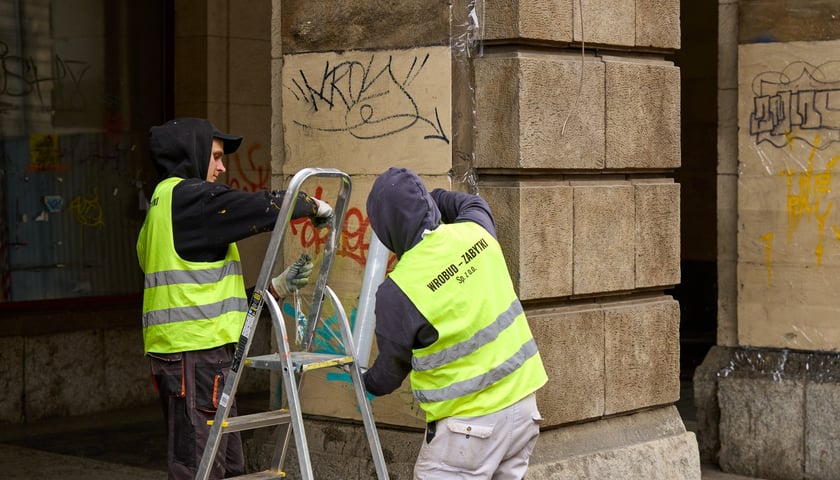 Powiększ obraz: Czyszczenie arkad przy Świdnickiej