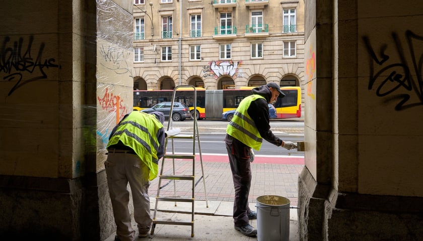 Powiększ obraz: Czyszczenie arkad przy Świdnickiej