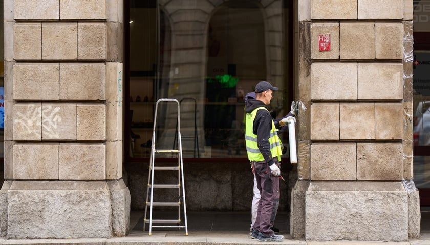 Powiększ obraz: Czyszczenie arkad przy Świdnickiej