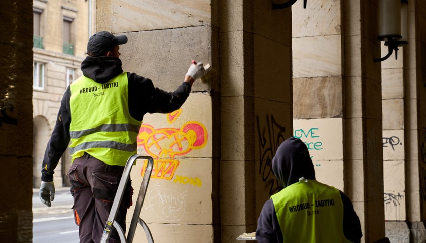 Powiększ obraz: Czyszczenie arkad przy Świdnickiej