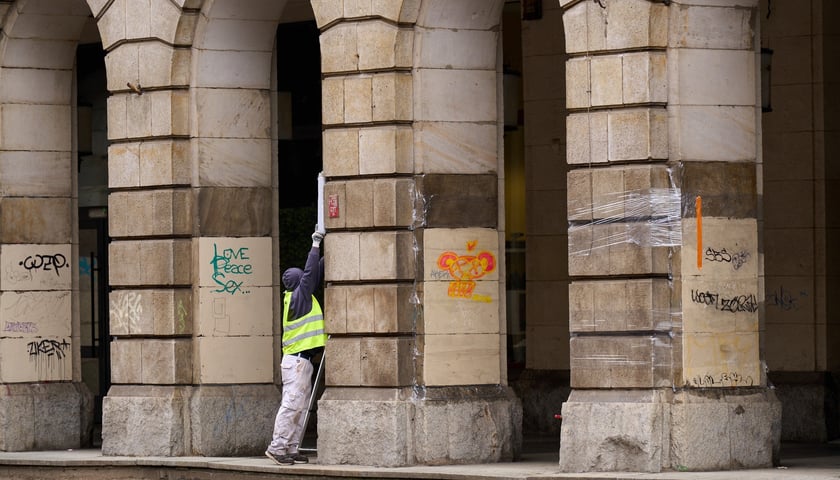 Powiększ obraz: Czyszczenie arkad przy Świdnickiej