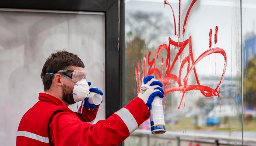 Powiększ obraz: Ekipa MPK czyści przystanki