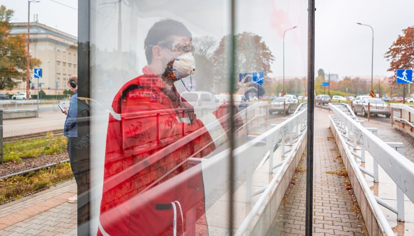 Powiększ obraz: Ekipa MPK czyści przystanki