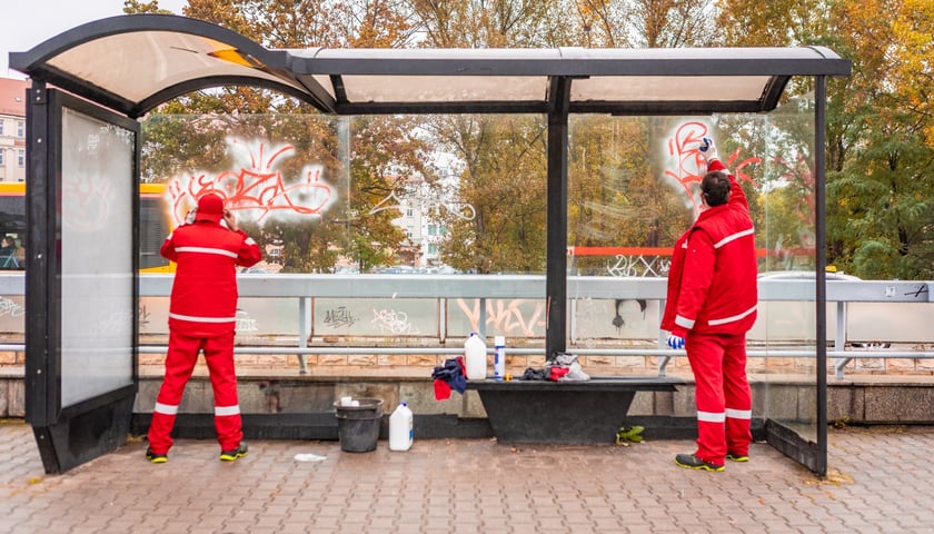 Powiększ obraz: Ekipa MPK czyści przystanki