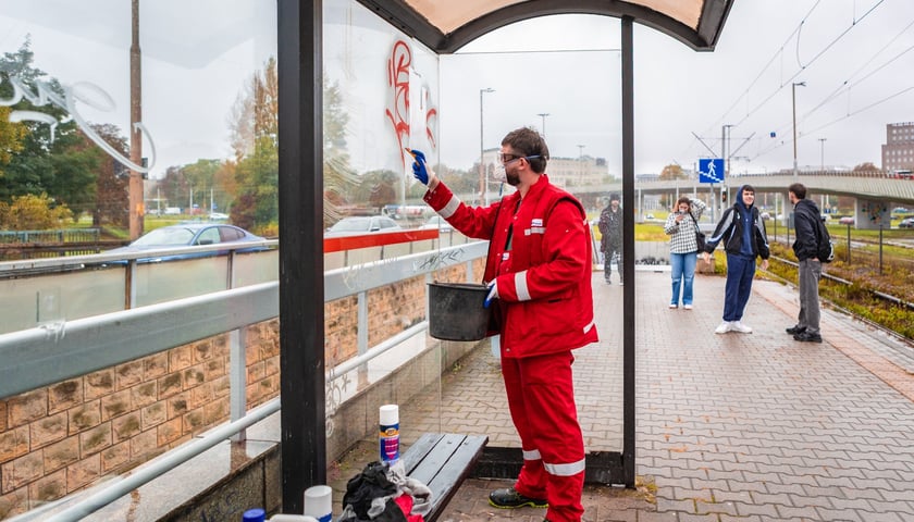 Powiększ obraz: Ekipa MPK czyści przystanki