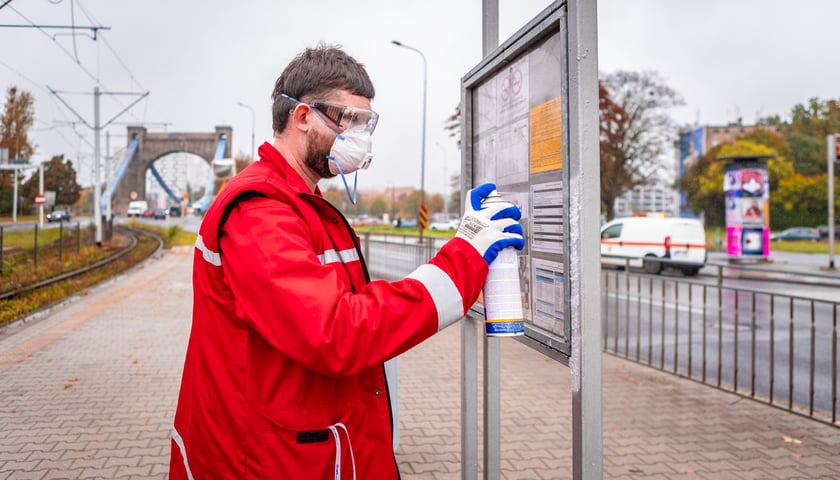 Powiększ obraz: Ekipa MPK czyści przystanki