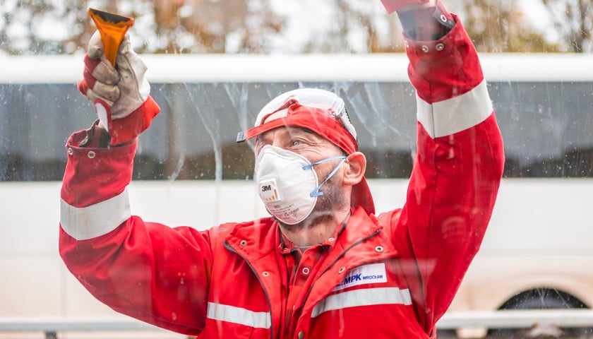 Powiększ obraz: Ekipa MPK czyści przystanki