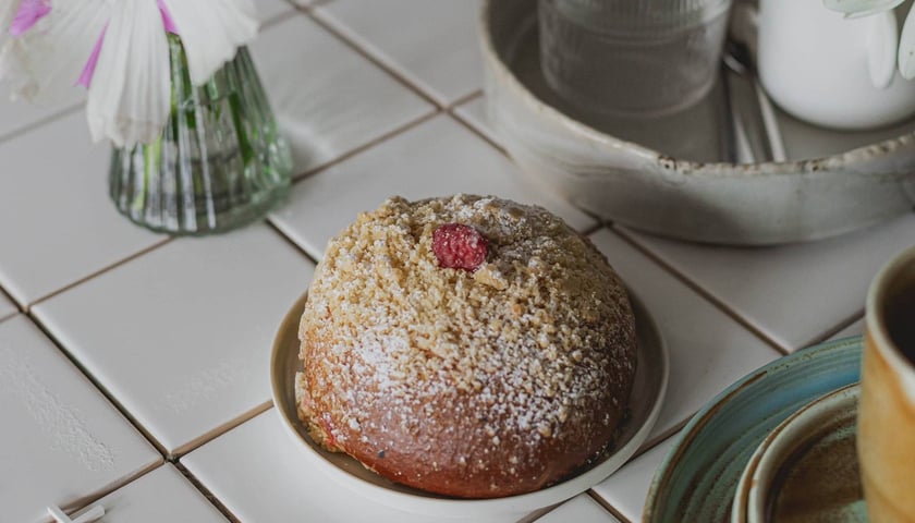 Powiększ obraz: We wrocławskiej cukierni Słodki chłopak dostaniemy m.in. drożdżówki z malinami czy kremem.