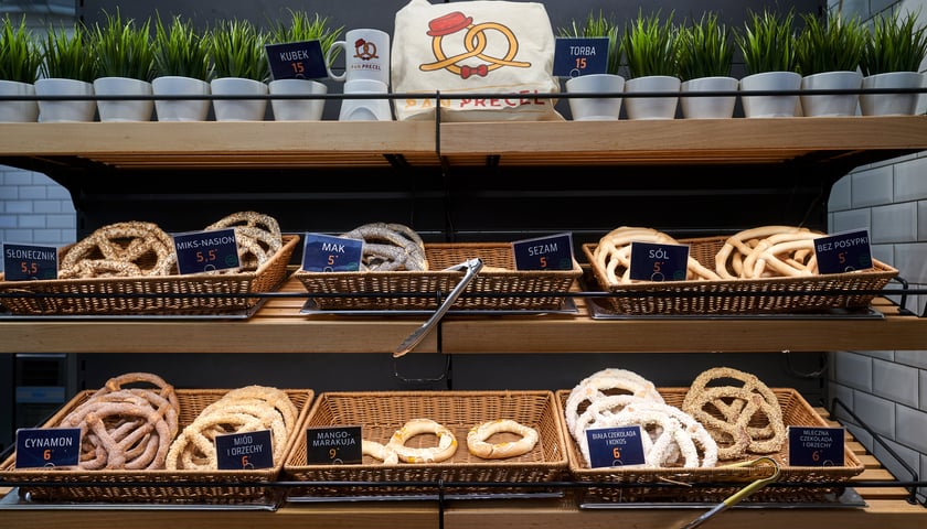 Powiększ obraz: Na zdjęciu widoczne z witryny precle z lokalu Pan Precel we Wrocławiu.