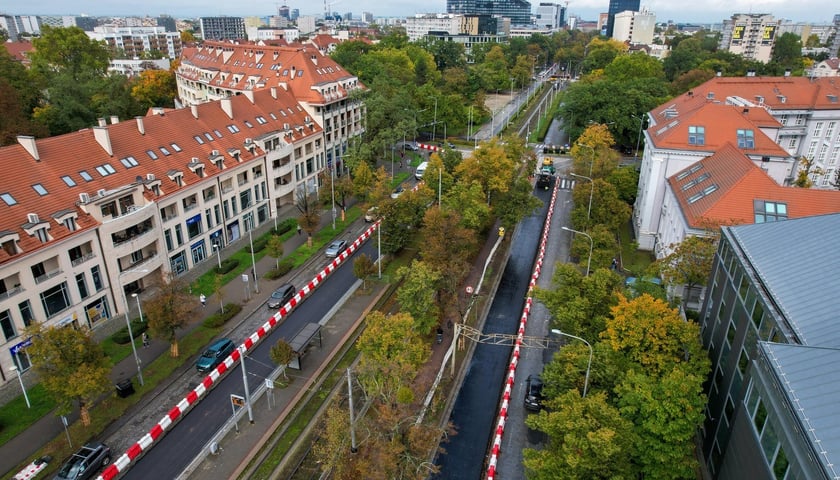 Powiększ obraz: Półmetek prac na ul. Powstańców Śląskich