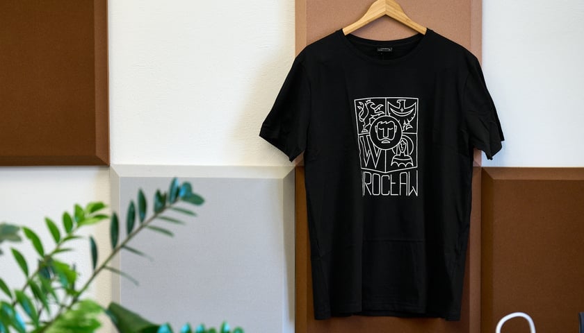 Powiększ obraz: <p>Koszulka z herbem do wygrania</p>