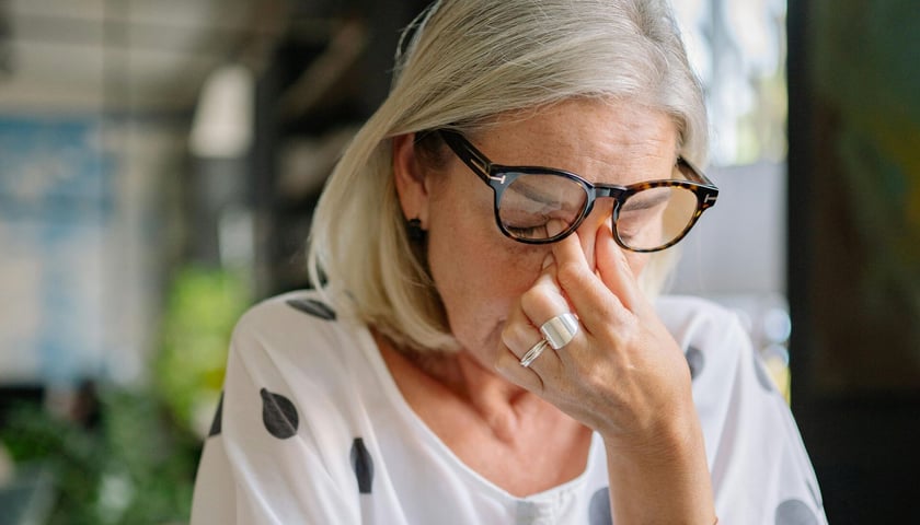 Powiększ obraz: <p>Kobieta cierpiąca na migrenę, zdjęcie ilustracyjne</p>