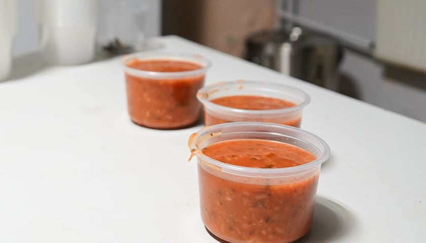 Powiększ obraz: Nowy punkt wydawania posiłków przy ul. Małachowskiego 15