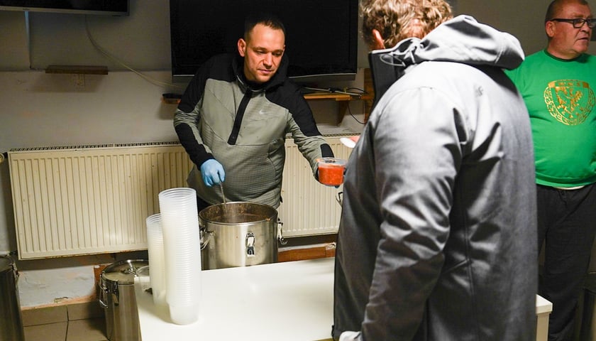 Powiększ obraz: Nowy punkt wydawania posiłków przy ul. Małachowskiego 15