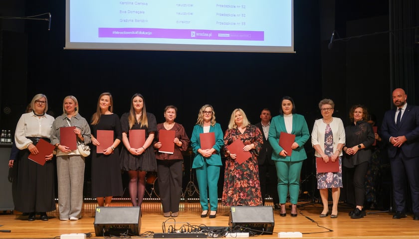 Powiększ obraz: Dzień Edukacji Narodowej. Wręczenie Nagród Prezydenta Wrocławia nauczycielom wrocławskich szkół i przedszkoli