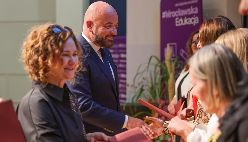 Dzień Edukacji Narodowej. Wręczenie Nagród Prezydenta Wrocławia nauczycielom wrocławskich szkół i przedszkoli