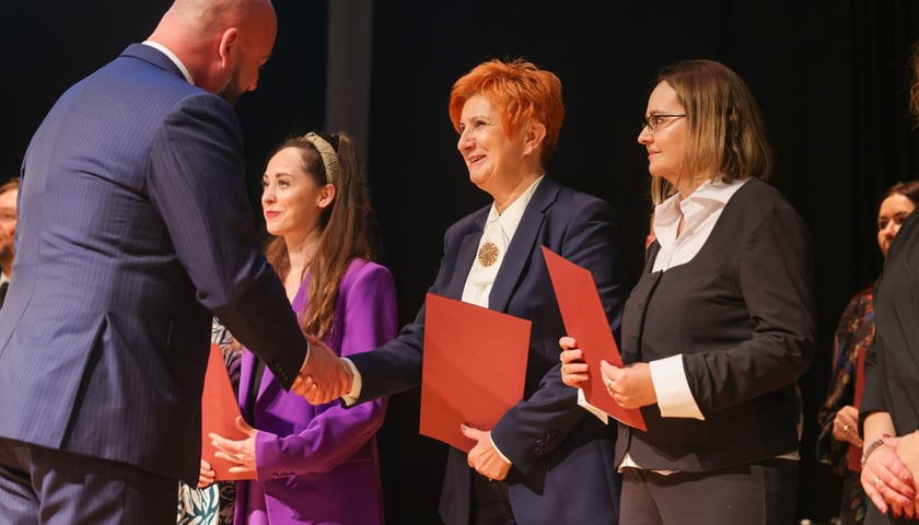 Powiększ obraz: Dzień Edukacji Narodowej. Wręczenie Nagród Prezydenta Wrocławia nauczycielom wrocławskich szkół i przedszkoli