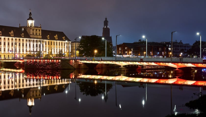 Powiększ obraz: Próby światła na wyremontowanych mostach Uniwersyteckich, 8 października 2025