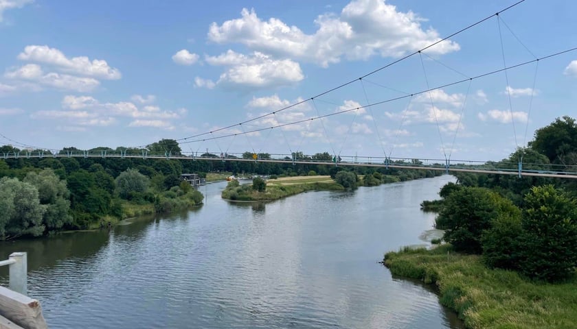 Powiększ obraz: Most Olimpijski nad Odrą (Aleja Wielkiej Wyspy) w budowie, pierwsze dni lipca 2023 r.