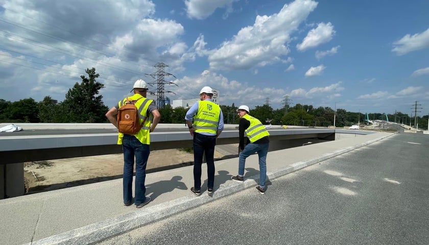 Powiększ obraz: Most Olimpijski nad Odrą (Aleja Wielkiej Wyspy) w budowie, pierwsze dni lipca 2023 r.