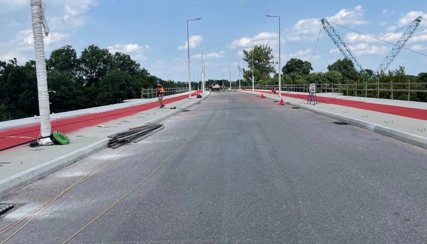 Powiększ obraz: Most Olimpijski nad Odrą (Aleja Wielkiej Wyspy) w budowie, pierwsze dni lipca 2023 r.