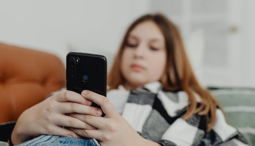 Powiększ obraz: <p>Zamiast epatować dramatem, lepiej pokazywać, jak można reagować, gdzie szukać wsparcia, jak rozpoznawać problemy u młodych ludzi - przekonuje ekspert</p>