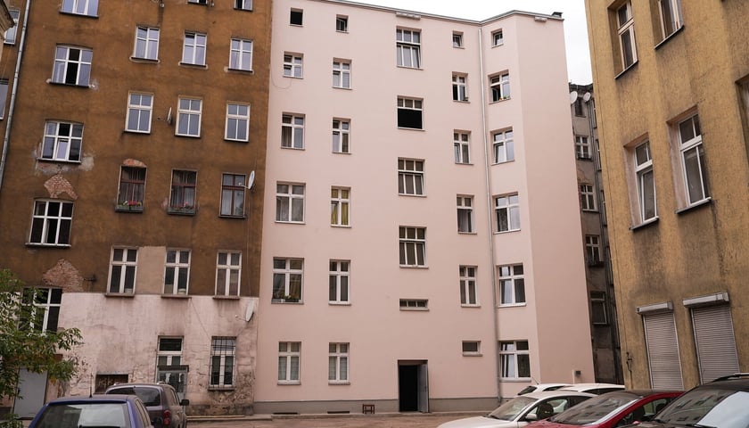 Powiększ obraz: Kamienica Więckowskiego 20 po remoncie w czerwcu 2025 roku