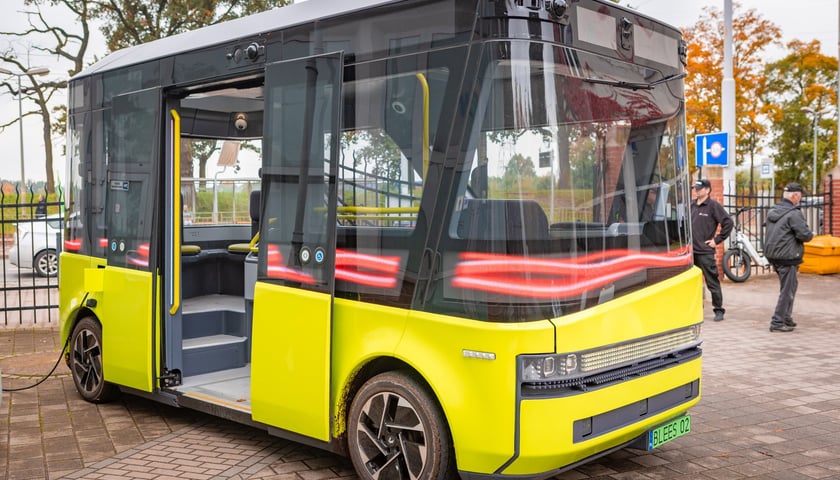 Powiększ obraz: Autonomiczny bus BB-1 od 15 października wozi pasażerów po cmentarzu Osobowickim
