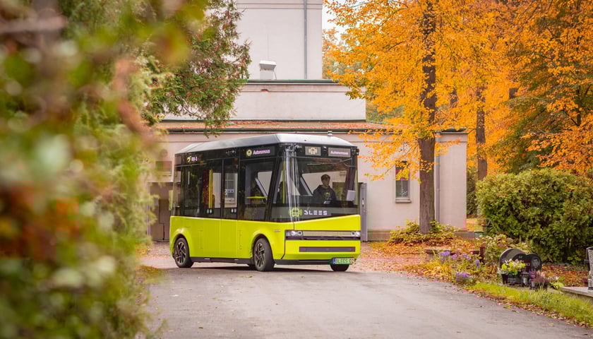 Powiększ obraz: Autonomiczny bus BB-1 od 15 października wozi pasażerów po cmentarzu Osobowickim