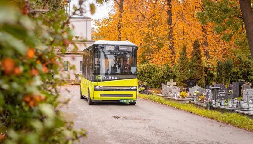 Powiększ obraz: Autonomiczny bus BB-1 od 15 października wozi pasażerów po cmentarzu Osobowickim