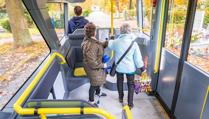 Powiększ obraz: Autonomiczny bus BB-1 od 15 października wozi pasażerów po cmentarzu Osobowickim