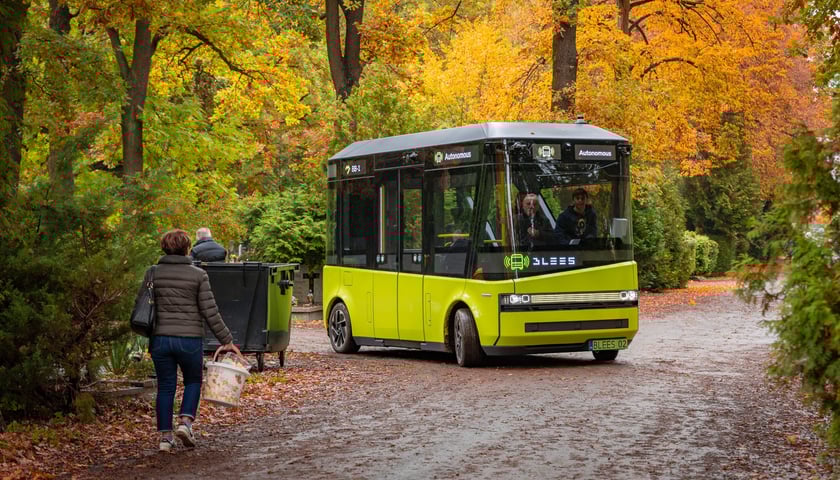 Powiększ obraz: Autonomiczny bus BB-1 od 15 października wozi pasażerów po cmentarzu Osobowickim