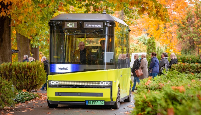 Powiększ obraz: Autonomiczny bus BB-1 od 15 października wozi pasażerów po cmentarzu Osobowickim