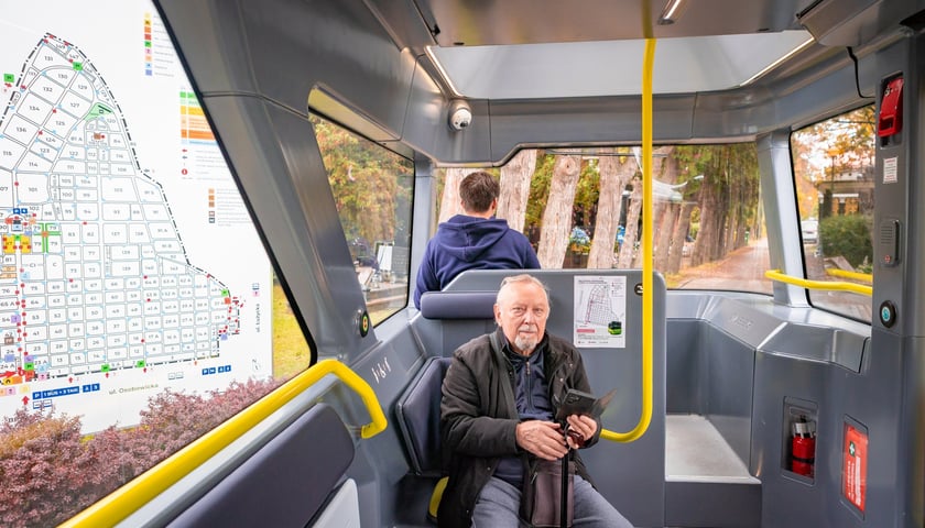Powiększ obraz: Autonomiczny bus BB-1 od 15 października wozi pasażerów po cmentarzu Osobowickim