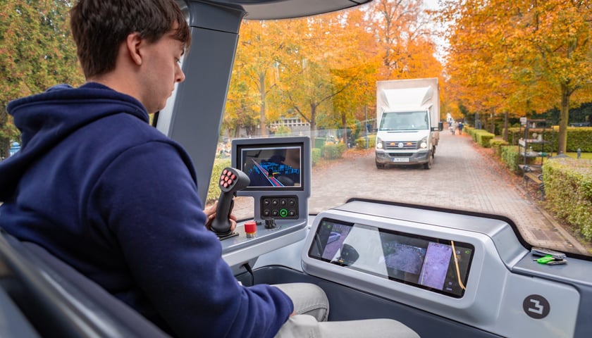 Powiększ obraz: Autonomiczny bus BB-1 od 15 października wozi pasażerów po cmentarzu Osobowickim