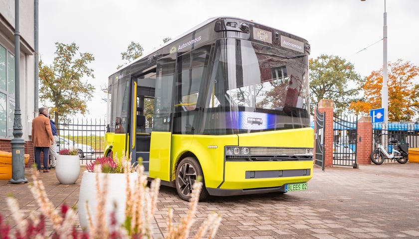 Powiększ obraz: Autonomiczny bus BB-1 od 15 października wozi pasażerów po cmentarzu Osobowickim