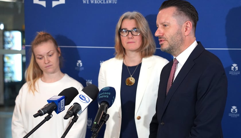 Powiększ obraz: Od prawej: prof. Krzysztof Kałwak, dr Monika Mielcarek-Siedziuk, pan Anna, mama Olafa