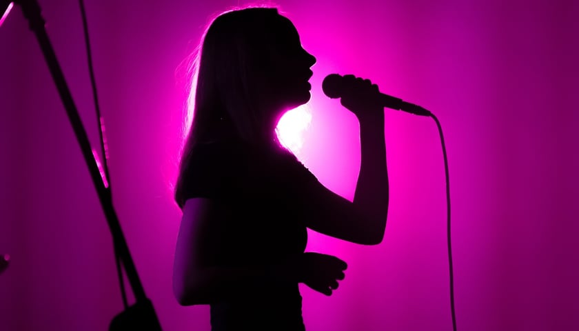 Powiększ obraz: Uczestniczka Wybryku na scenie