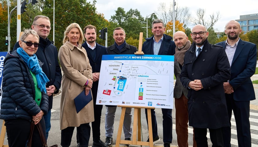 Powiększ obraz: Symboliczne podpisanie umowy na zaprojektowanie zajezdni tramwajowej. Dyrektorka Zarządu Inwestycji Miejskich Jolanta Wnęk, prezes Wrocławskich Inwestycji Piotr Paś, wiceprezydent Renata Granowska, wiceprezes Wrocławskich Inwestycji Bartosz Nowak, dyrektor MCS Wrocław Łukasz Wójcik, wiceprezes MPK Przemysław Nowicki, Rafał Sieraczyński, Rysy Architekci, wiceprezes MPK Witold Woźny, Krzysztof Sroga, Databout