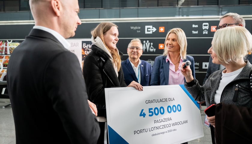 Powiększ obraz: Powitanie pasażerki (4,5 mln) na lotnisku we Wrocławiu, 17 października 2025
