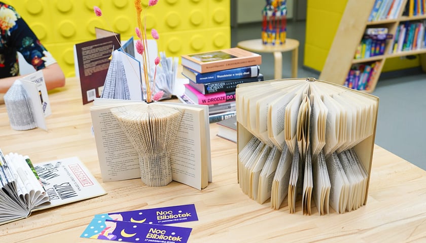 Powiększ obraz: Warsztaty z Book Folding. Noc Bibliotek, Wrocław 17.10.2025