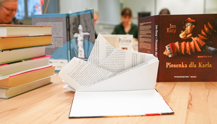 Powiększ obraz: Warsztaty z Book Folding. Noc Bibliotek, Wrocław 17.10.2025